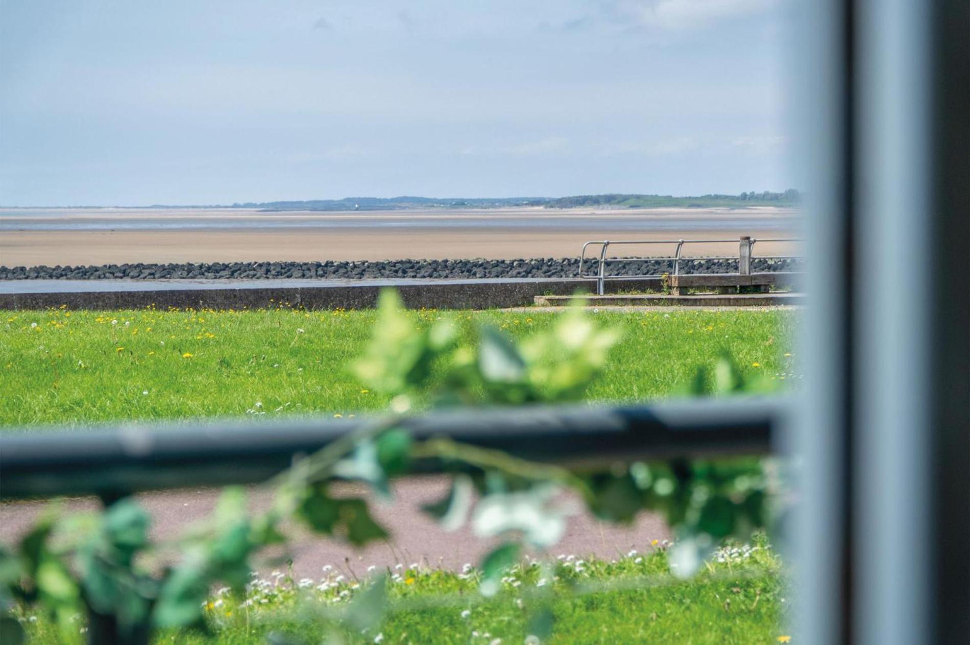 Beach View - 2 Bedroom Apartment - Llanelli Extérieur photo